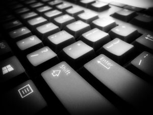 laptop-computer-work-typing-black-and-white-keyboard-935315-pxhere.com